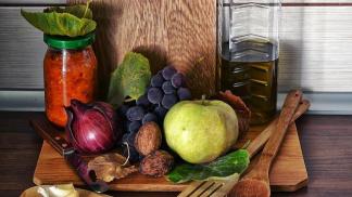 Праздничный салат «Нежность»: ингредиенты и пошаговый классический рецепт с курицей, черносливом и грецкими орехам