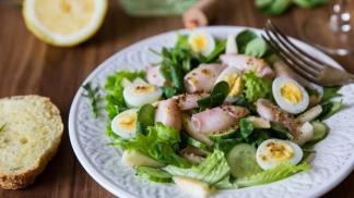 Простой салат с кальмарами от известных поваров
